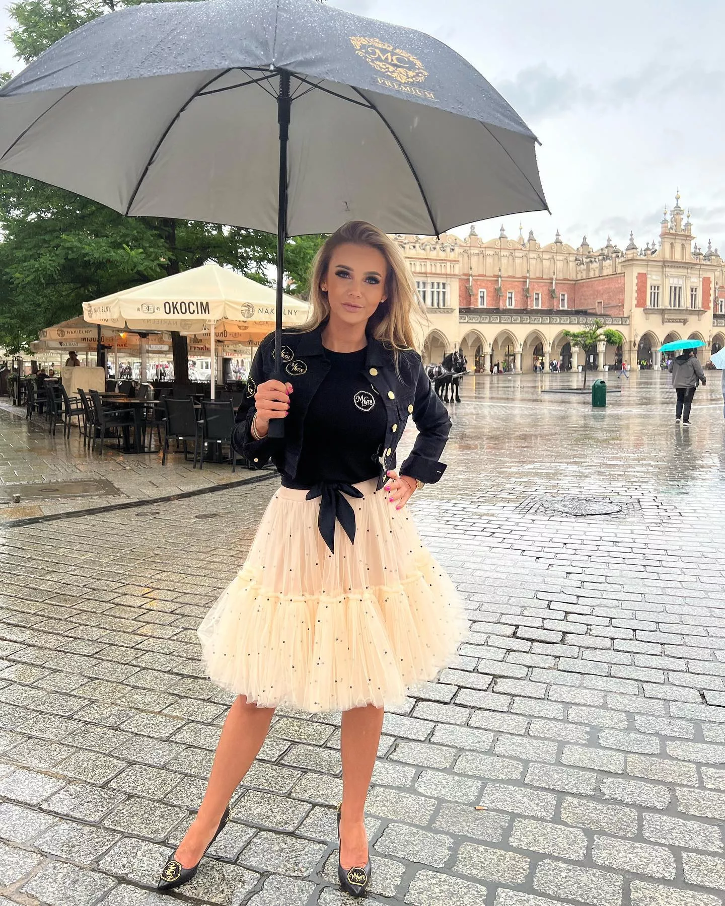 Zjawiskowa gwiazda disco polo tańczy w deszczu na tle sukiennic w Krakowie! Co na to fani?